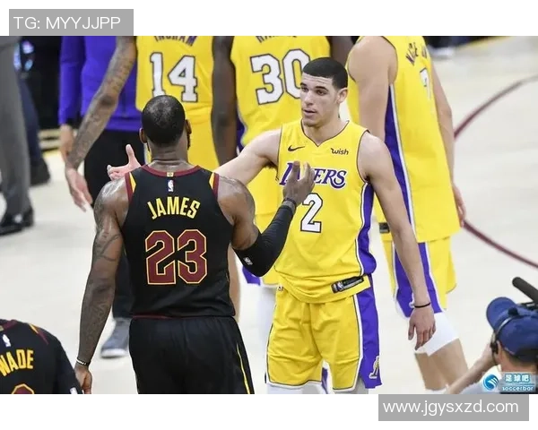 杨强独家分享篮球心得与技巧提升之道助你成为球场明星 杨强独家分享篮球心得与技巧提升之道助你成为球场明星